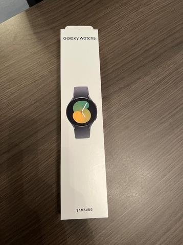 Samsung Galaxy Watch5 beschikbaar voor biedingen