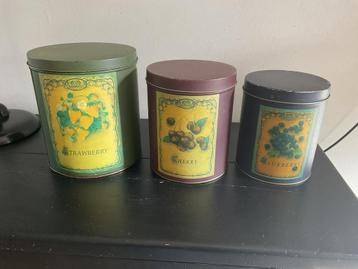 Set Vintage Blikken met mooi bloemmotief beschikbaar voor biedingen