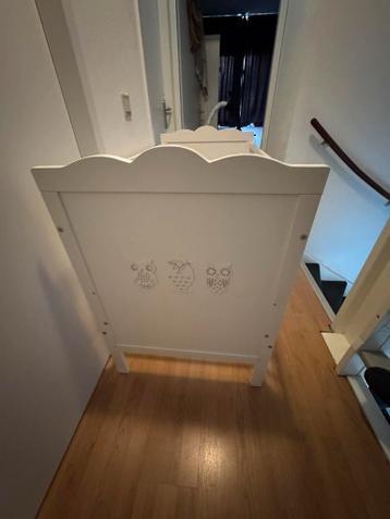 Mooi wit houten baby ledikant