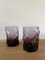 Twee organische glazen paars / lila Bormioli, Huis en Inrichting, Keuken | Servies, Ophalen, Glas of Glazen, Gebruikt, Glas