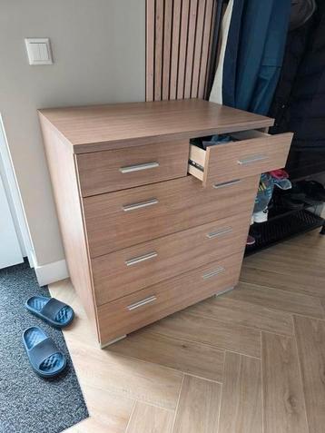 Stevige Ladekast in perfecte staat 75b x 50d x 88h beschikbaar voor biedingen