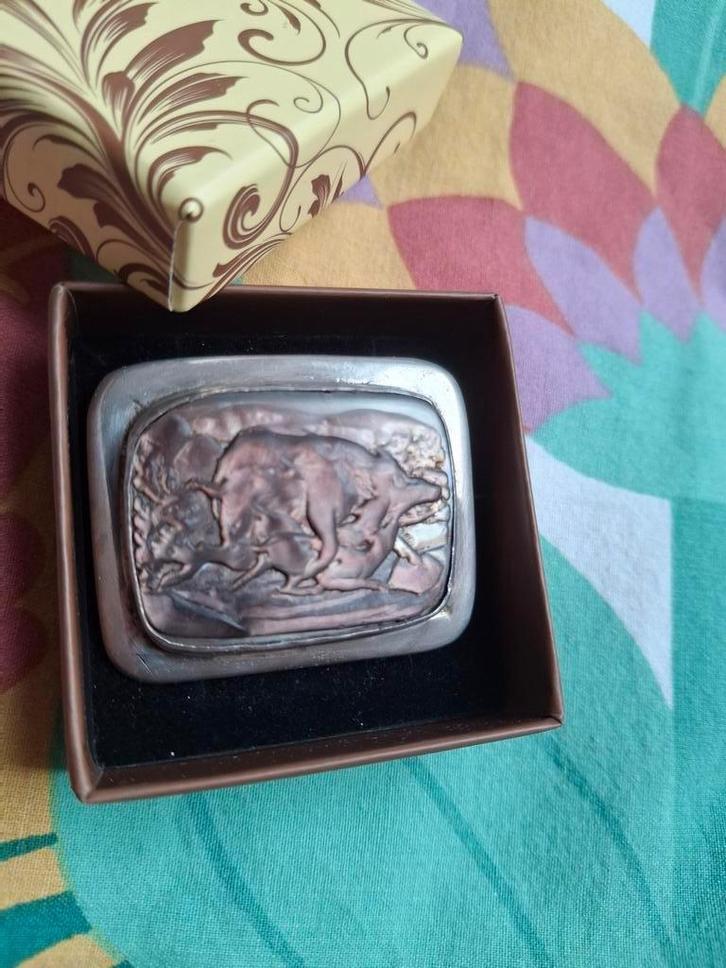 Oud zilv. broche met jachttafereel uitgesneden op parelmoer, Sieraden, Tassen en Uiterlijk, Antieke sieraden, Broche, Zilver, Verzenden
