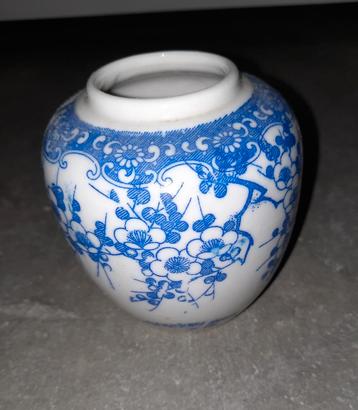 Klein bolvaasje blauw/wit beschikbaar voor biedingen