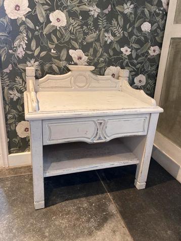 Brocante Hallkastje - Witte Krijtverf beschikbaar voor biedingen