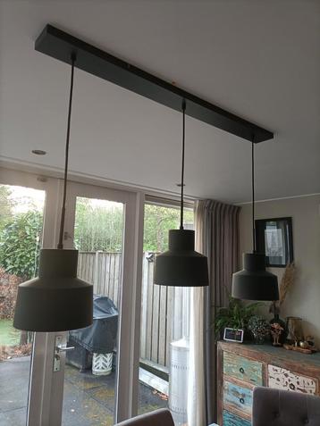 Mooie zwarte hanglamp met 3 licht punten beschikbaar voor biedingen