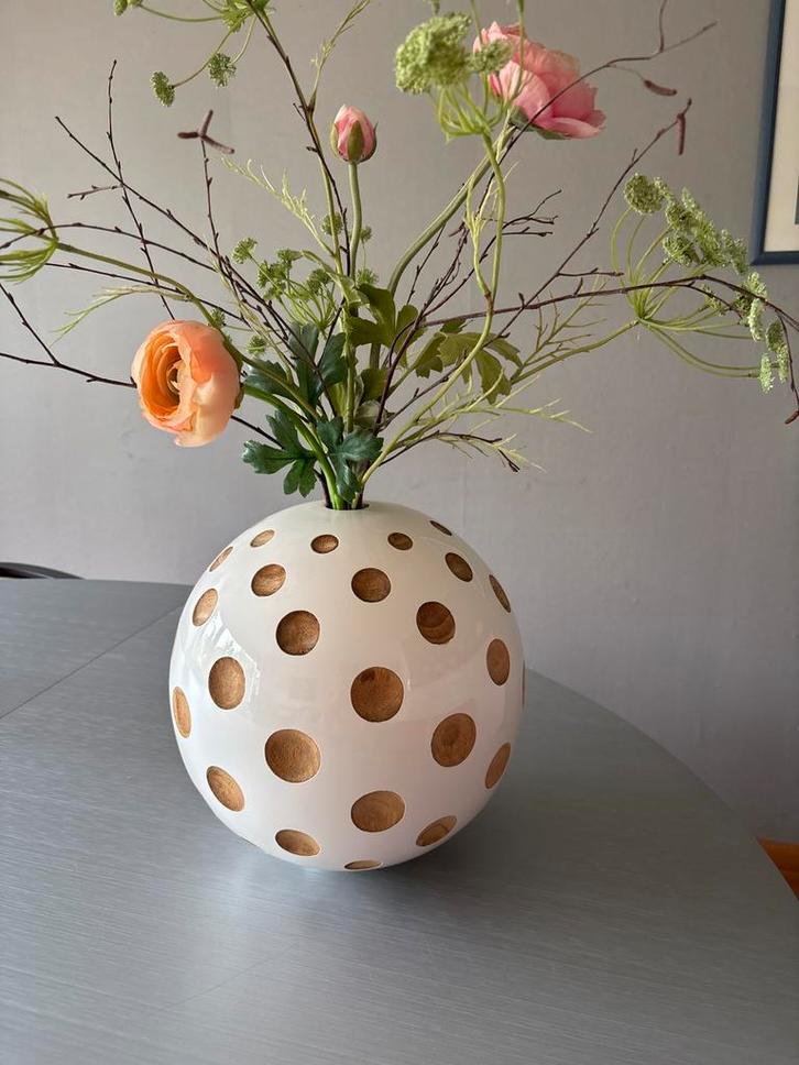 Witte vaas met bruine stippen, Huis en Inrichting, Woonaccessoires | Vazen, Zo goed als nieuw, Wit, Minder dan 50 cm, Aardewerk of Porselein