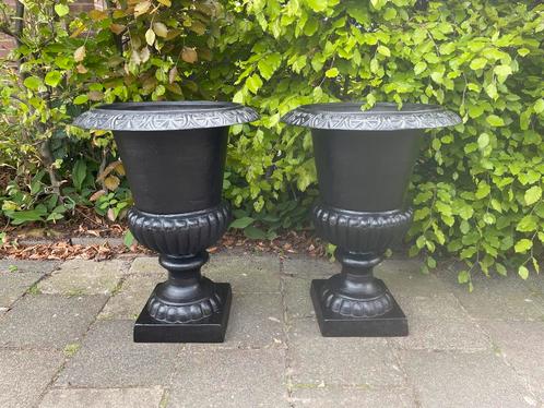 2 gietijzeren tuin vazen bloempotten, Tuin en Terras, Tuinvazen, Zo goed als nieuw, Ophalen