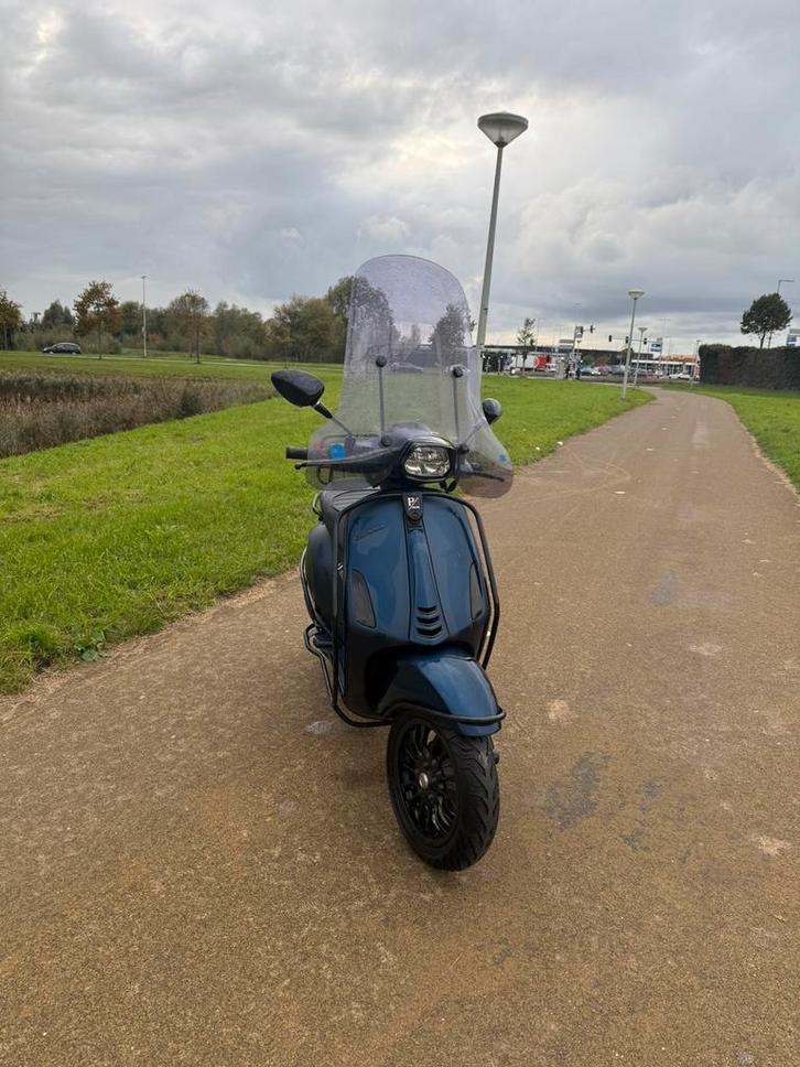 Vespa sprint 2021 E4 opaco blue full option 25km, Fietsen en Brommers, Scooters | Vespa, Zo goed als nieuw, Overige modellen, Maximaal 25 km/u