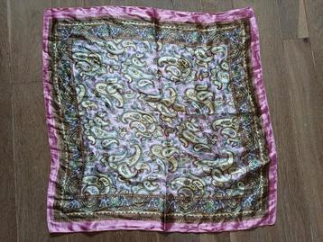 Roze Paisley sjaaltje beschikbaar voor biedingen