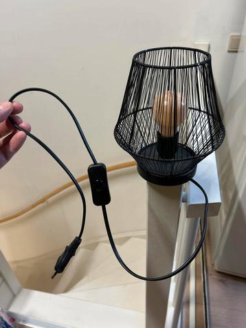Stijlvolle tafellamp – werkt perfect! beschikbaar voor biedingen