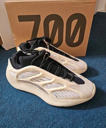 Adidas Yeezy Boost 700 V3 Azael - Maat 42 EU beschikbaar voor biedingen