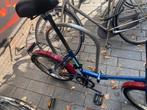 Rood/blauwe vouwfiets met lekke band, Fietsen en Brommers, Fietsen | Vouwfietsen, Ophalen, Gebruikt, Totaal opvouwbaar, Overige merken