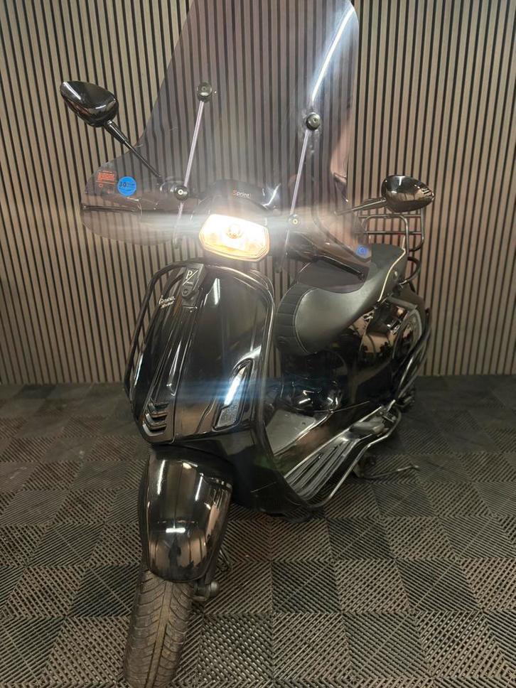 VESPA SPRINT GLANS ZWART BROM 2017 4T 2V FULL OPTION, Fietsen en Brommers, Scooters | Vespa, Zo goed als nieuw, Overige modellen