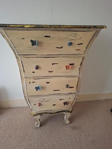 Charmante commode met vlinderknoppen beschikbaar voor biedingen