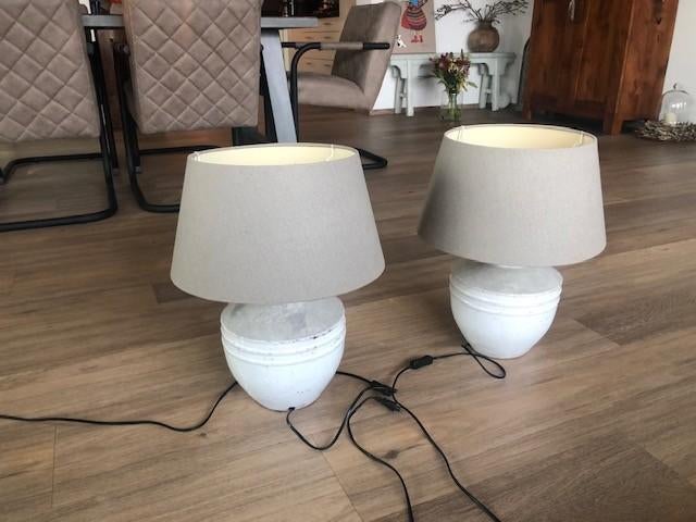 2 schemerlampen (kruiklampen met stoffen beige kap), Huis en Inrichting, Lampen | Tafellampen, Ophalen, Overige materialen, De lampen passen in iedere woonstijl.