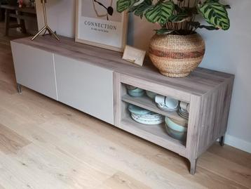 TV-meubel en hoge kast met vitrine, model Besta van Ikea. - afbeelding 3