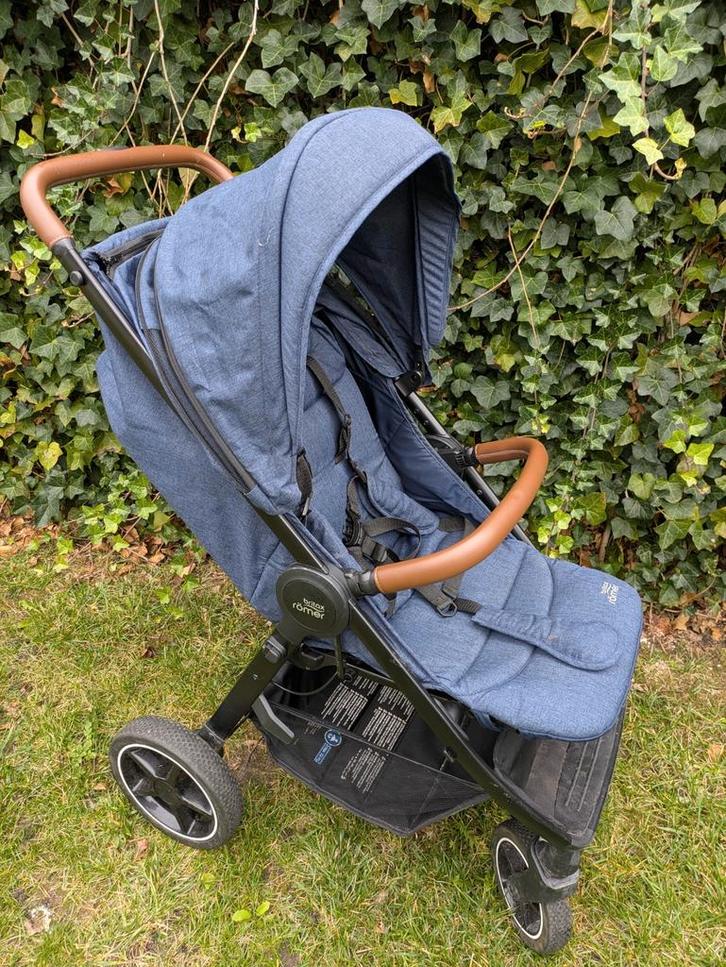 Luxe buggy van Britax Römer in donkerblauw, Kinderen en Baby's, Buggy's, Zo goed als nieuw, Regenhoes, Ophalen