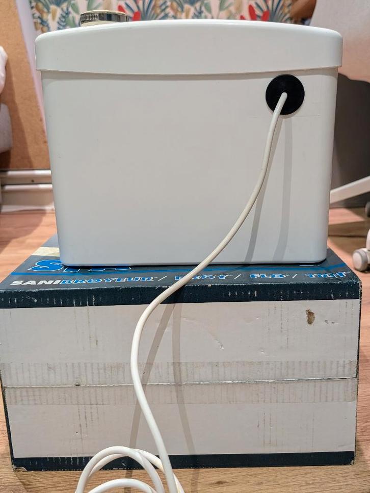 Sanibroyeur K70, Doe-het-zelf en Verbouw, Sanitair, Gebruikt, Toilet, Ophalen of Verzenden