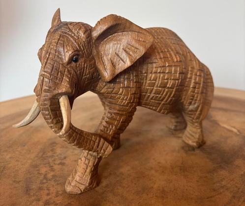 Suar-houten staand olifantje - klein - slurf omlaag +/- 20cm, Antiek en Kunst, Kunst | Beelden en Houtsnijwerken, Ophalen of Verzenden