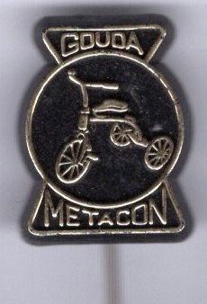 Metacon Gouda kinderfietsjes zwart plastic speldje ( F_274 ), Verzamelen, Speldjes, Pins en Buttons, Nieuw, Speldje of Pin, Merk