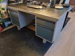 Vintage industrieel bureau met linoleum blad., Huis en Inrichting, Ophalen, Gebruikt, Bureau