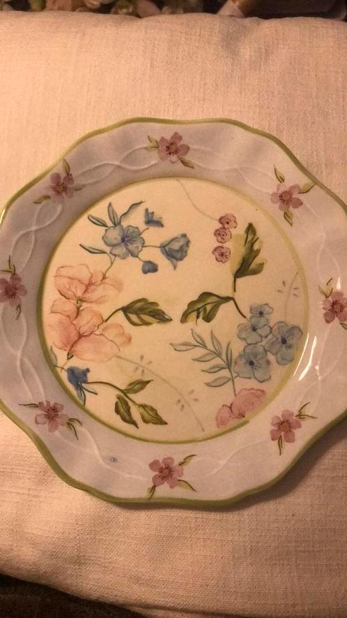Engels bord met wilde bloemen handmade, Huis en Inrichting, Keuken | Servies, Nieuw, Bord(en), Overige stijlen, Keramiek, Ophalen of Verzenden