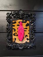Holy virgina barok lijstje met panter en knalroze silly art, Ophalen of Verzenden, Nieuw