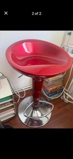 Rode barkruk met voetsteun, Huis en Inrichting, Barkrukken, Ophalen, Gebruikt, In hoogte verstelbaar, 60 tot 90 cm