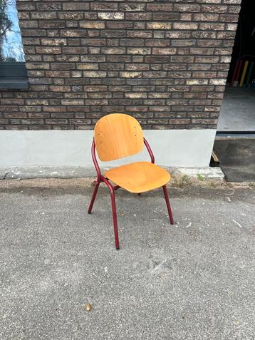 Rode & Blauwe Stoelen beschikbaar voor biedingen