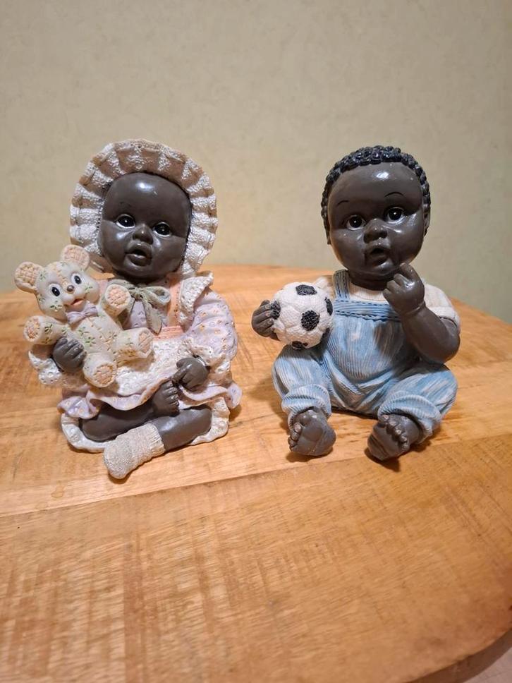 Set van 2 Vintage Baby Beeldjes met Beer en Voetbal - Polyst, Verzamelen, Beelden en Beeldjes, Gebruikt, Mens, Ophalen of Verzenden