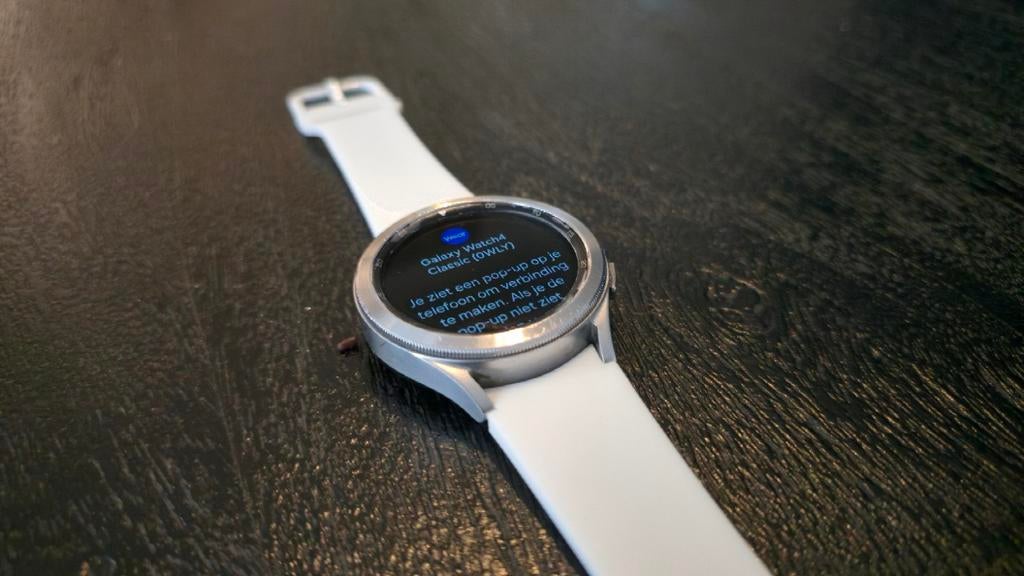 Galaxy Watch 4 Classic - Nieuw bandje., Sieraden, Tassen en Uiterlijk, Smartwatches, Gebruikt, Ophalen of Verzenden, Samsung, Waterdicht