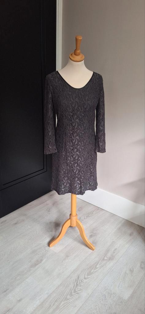 Jean Paul Grijze Kanten Jurk - Maat 38, Kleding | Dames, Jurken, Zo goed als nieuw, Maat 38/40 (M), Grijs, Knielengte, Ophalen of Verzenden