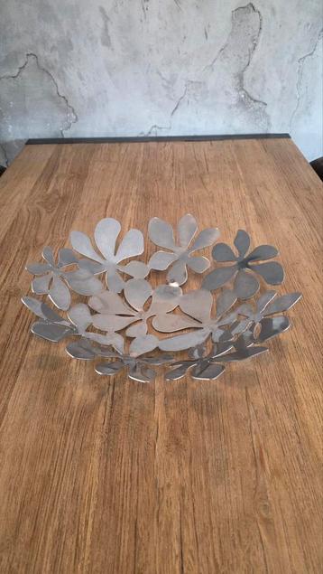 Metalen Fruitschaal Bloem Design beschikbaar voor biedingen