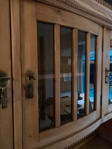 Antiek Grenen Buffetkast met Snijwerk & Geslepen Glas beschikbaar voor biedingen