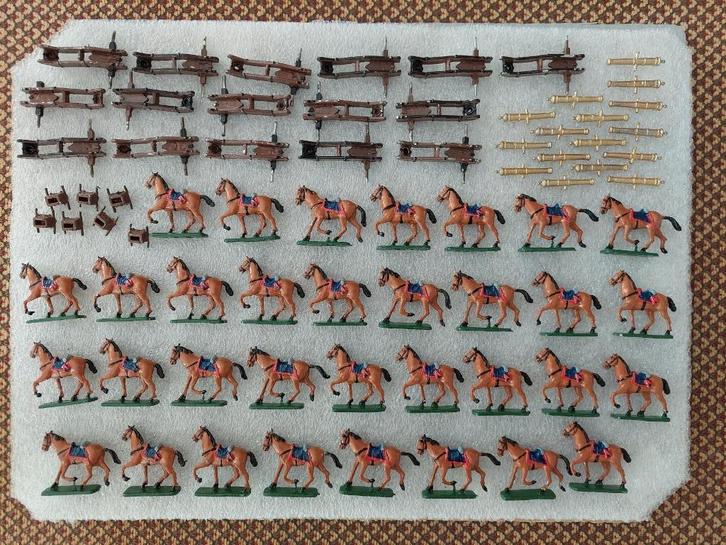 Legers van tinnen soldaatjes, paarden en kanonnen, Verzamelen, Overige Verzamelen, Zo goed als nieuw, Ophalen