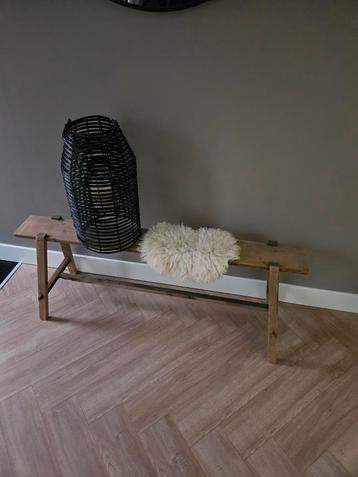 Houten bankje met decoratie beschikbaar voor biedingen