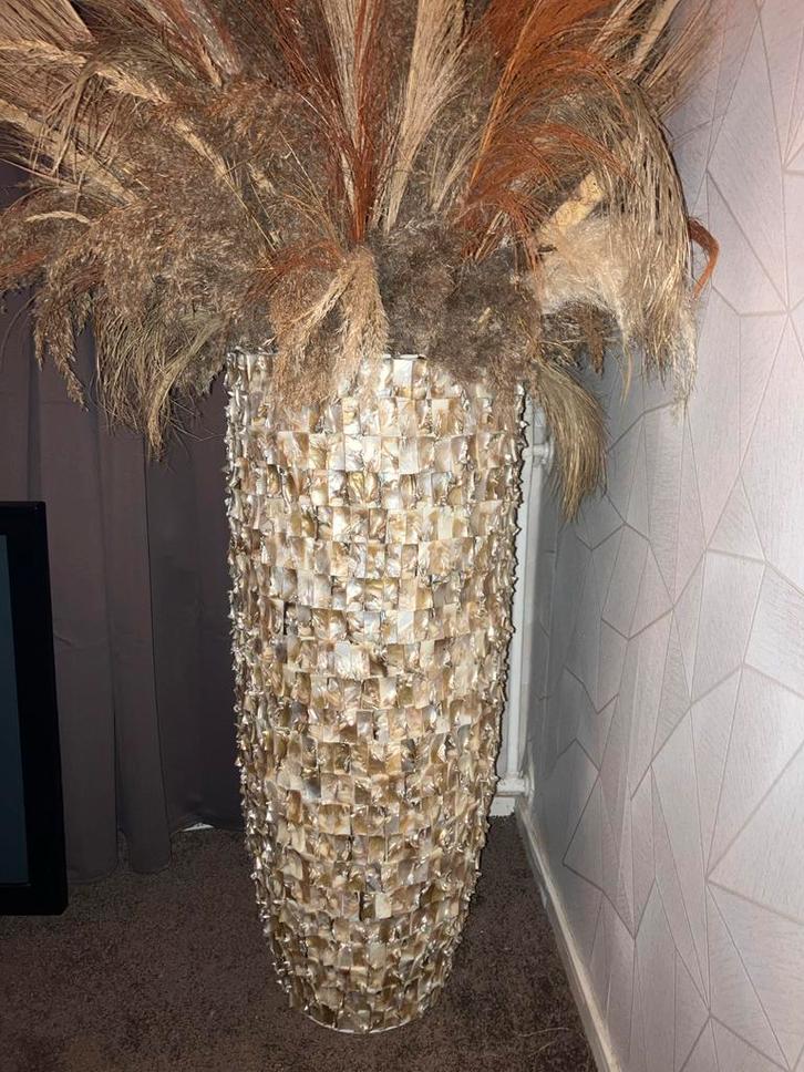 Schelpenvaas met boetiek uitstraling, Huis en Inrichting, Woonaccessoires | Vazen, Zo goed als nieuw, Wit, 50 tot 75 cm, Overige materialen