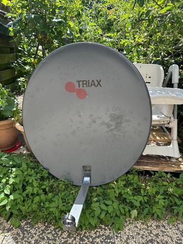 Triax satellietantenne met toebehoren beschikbaar voor biedingen