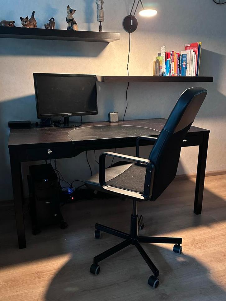 Bureau met bureaustoel en boekenplanken, Huis en Inrichting, Bureaus, Gebruikt, Bureau, Ophalen