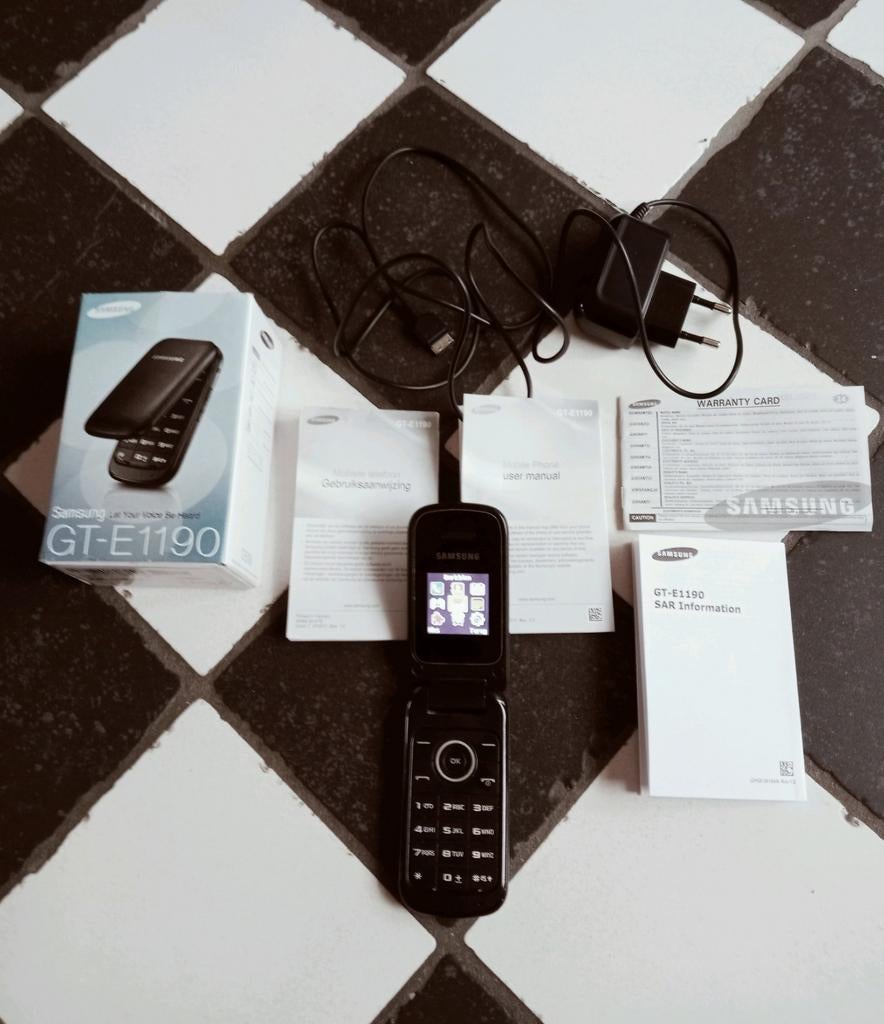 Samsung GT-E1190 mobiele telefoon klapmodel donkergrijs zgan, Telecommunicatie, Mobiele telefoons | Samsung, Overige modellen