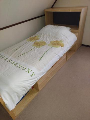 Eenpersoonsbed met hoofdbord/kast