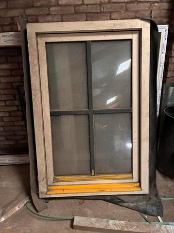 Hardhouten kozijn met raam dubbel glas 100x150 beschikbaar voor biedingen