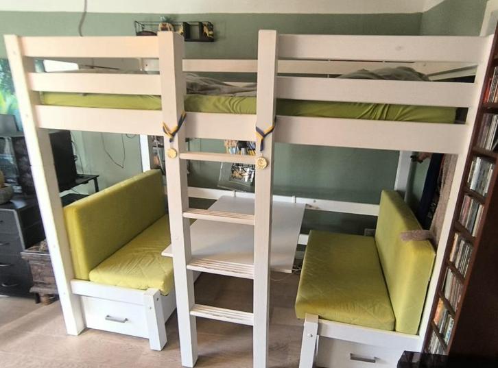 Hoogslaper met bureau en bankjes en stapelbed ineen, Kinderen en Baby's, Kinderkamer | Stapelbedden en Hoogslapers, Zo goed als nieuw