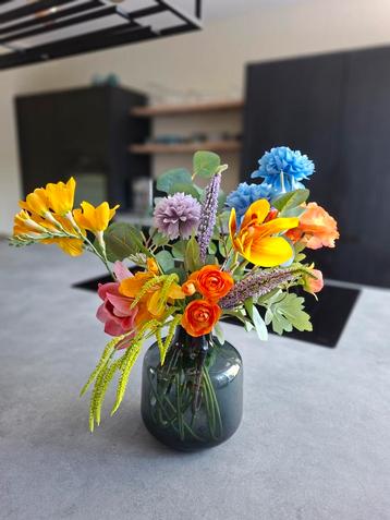 Zijdebloemen veldboeket met vaas beschikbaar voor biedingen