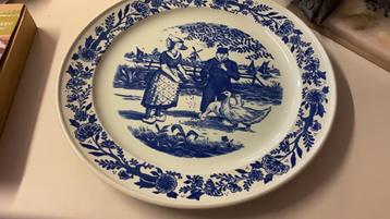 Delfts blauw wandbord met boer en boerin beschikbaar voor biedingen