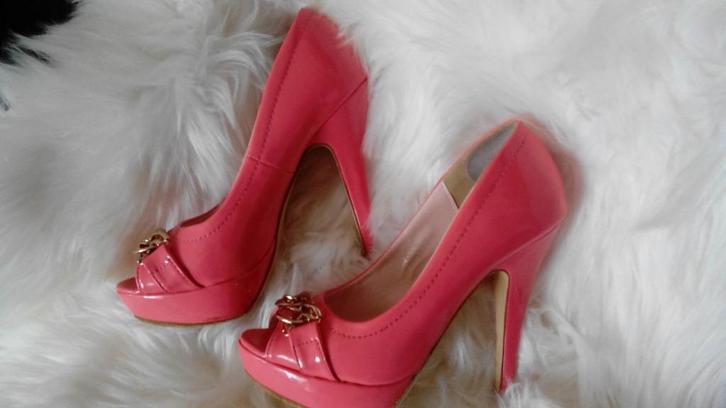 Prachtige roze pumps / peeptoe in lak met gesp maat 36, Kleding | Dames, Schoenen, Zo goed als nieuw, Pumps, Roze, Ophalen of Verzenden