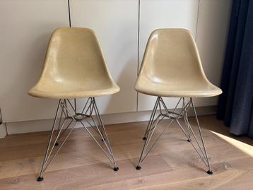 2x Eames Miller DSR glasvezel side chairs – parchment beschikbaar voor biedingen