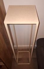 Hoog crème vierkant metalen plantentafeltje, bijzettafeltje, Ophalen, Minder dan 55 cm, Metaal of Aluminium, Vierkant