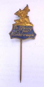 Oud speldje Efteling: 15 jaar Kindervreugde uit 1967., Ophalen of Verzenden, Gebruikt, Figuurtje, Speldje of Pin