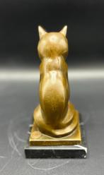 Bronzen zittende kat op een marmeren voet., Antiek en Kunst, Ophalen of Verzenden